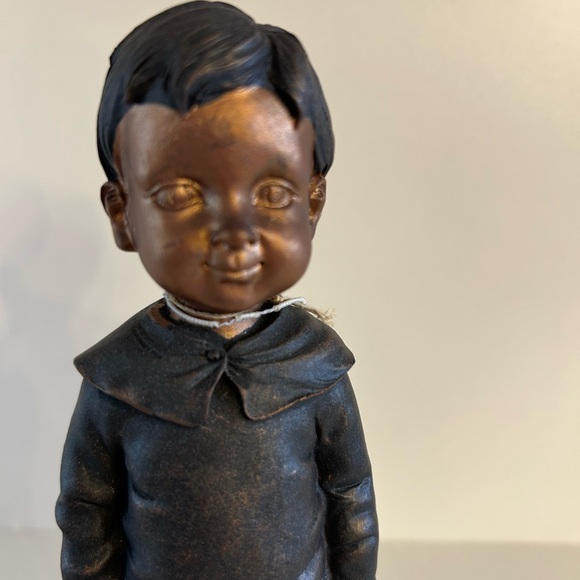 New - Park Hill Collection “Boy with Chickens” Bronze Figurine - Picture 4 of 6